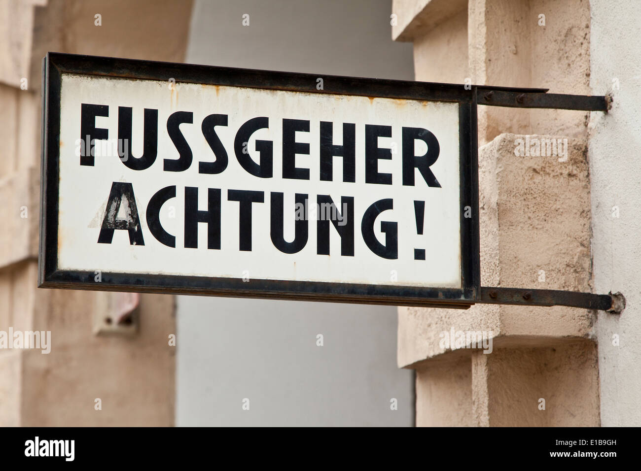 Fussgänger Achtung Schild in Wien Stock Photo