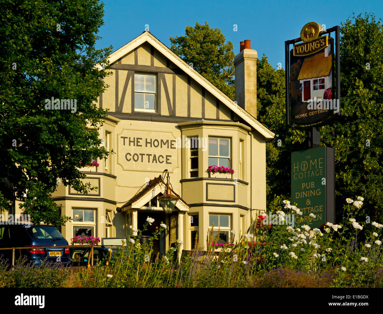 The Home Cottage Pub In Redhill Surrey England Uk A Traditional