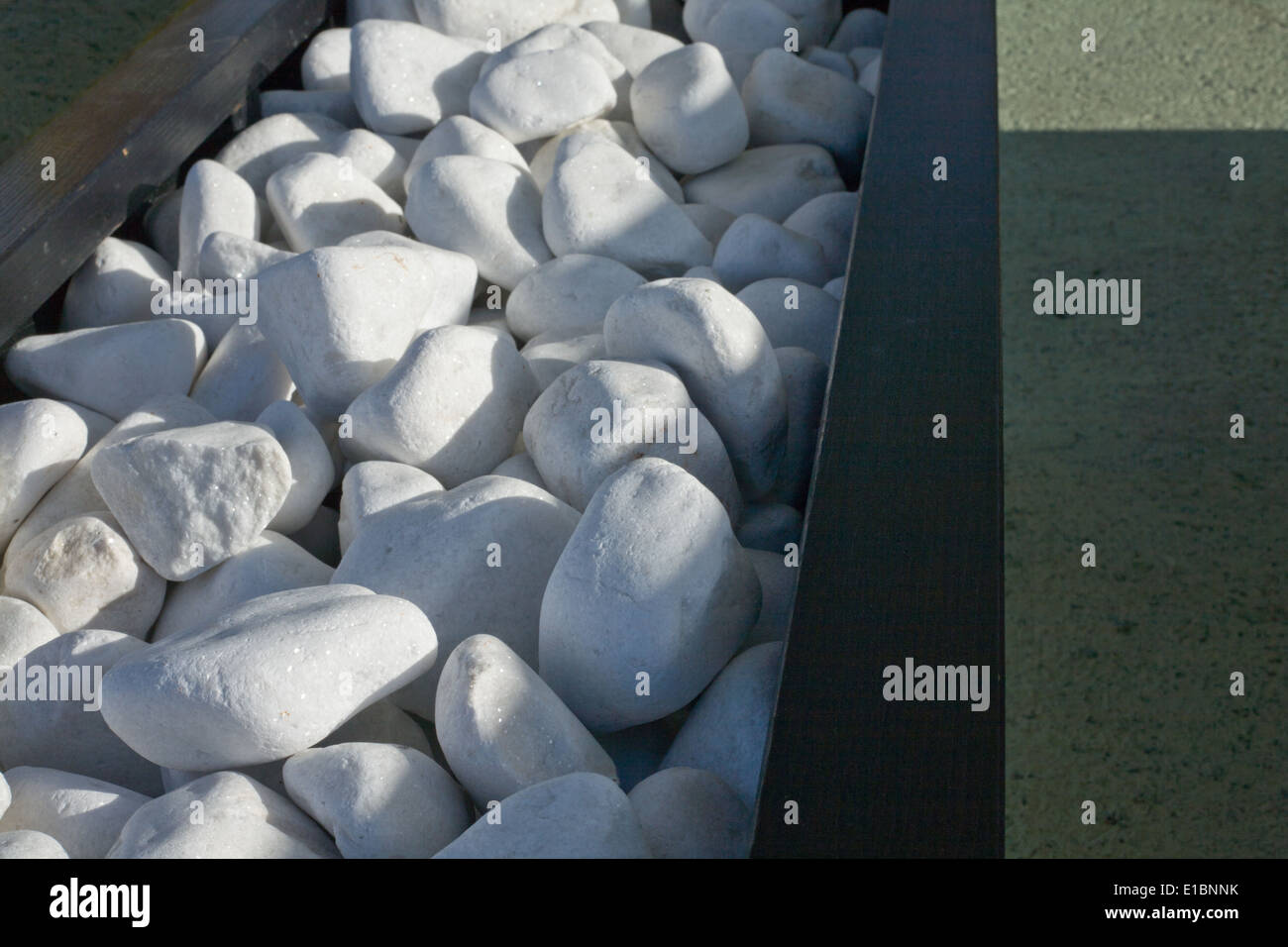 Grey and white pebbles hi-res stock photography and images - Alamy