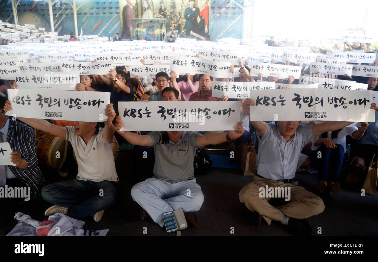 Seoul, South Korea. 29th May, 2014. Journalists of state-run KBS attend strike rally at the broadcaster??s main office building in Seoul, South Korea. Journalists and workers of two labor unions of KBS began general strike on Thursday to demand president of the broadcaster Gil Hwan-young resign for what the labor unions insist, interfering in news reports in favor of South Korean government, while the company said the strike was illegal, according to local media. Signs which journalists hold read,'KBS is broadcast of the people'. Credit:  Lee Jae-Won/AFLO/Alamy Live News Stock Photo