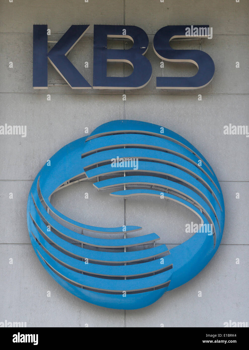 Seoul, South Korea. 29th May, 2014. The logo of KBS is seen at the broadcaster??s main office building in Seoul, South Korea. Journalists and workers of two labor unions of KBS began general strike on Thursday to demand president of the broadcaster Gil Hwan-young resign for what the labor unions insist, interfering in news reports in favor of South Korean government, while the company said the strike was illegal, according to local media. Credit:  Lee Jae-Won/AFLO/Alamy Live News Stock Photo