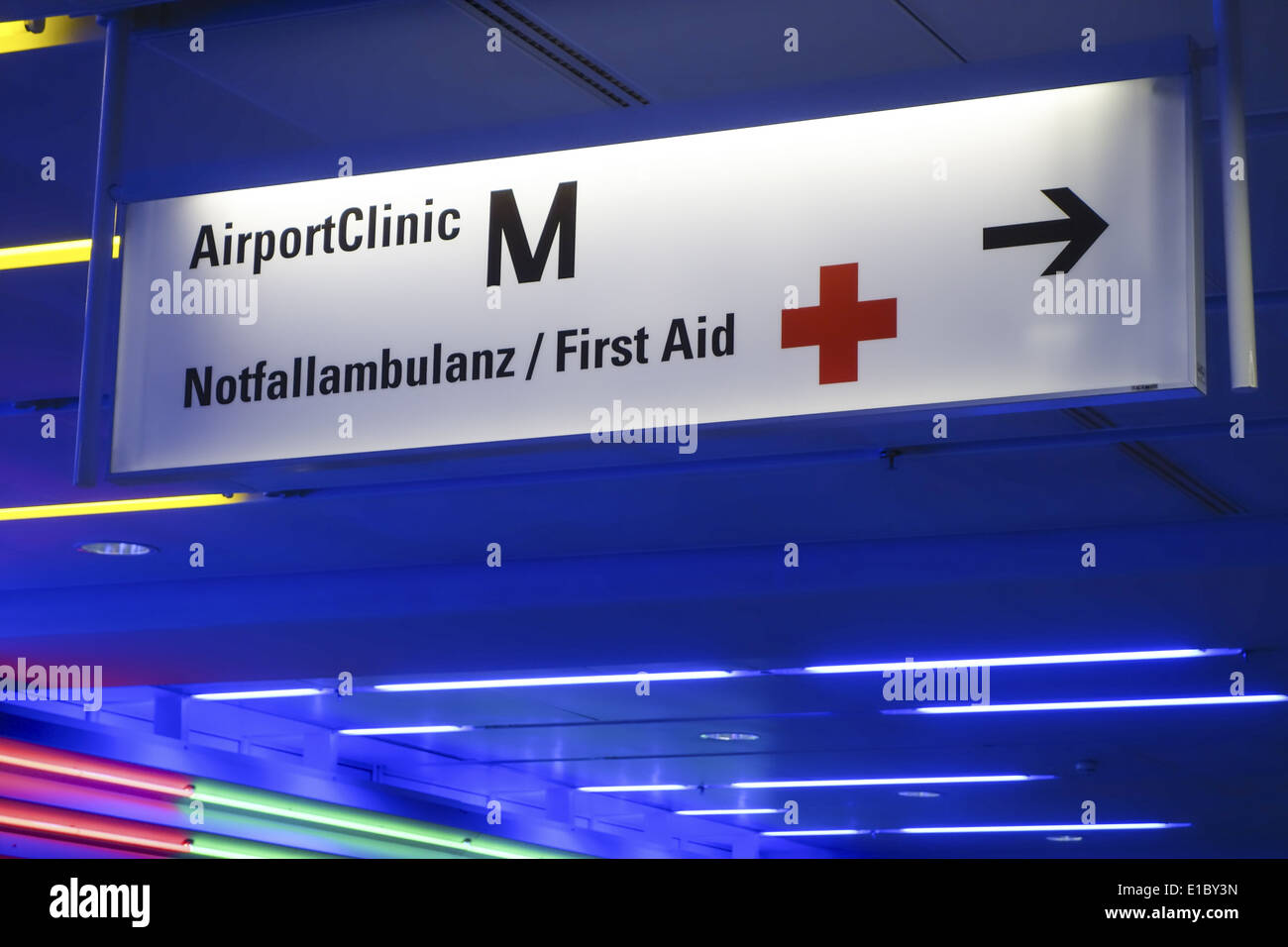 Hinweisschild zur Airport Clinic im Flughafen München, Terminal I, Bayern, Oberbayern, Deutschland Stock Photo
