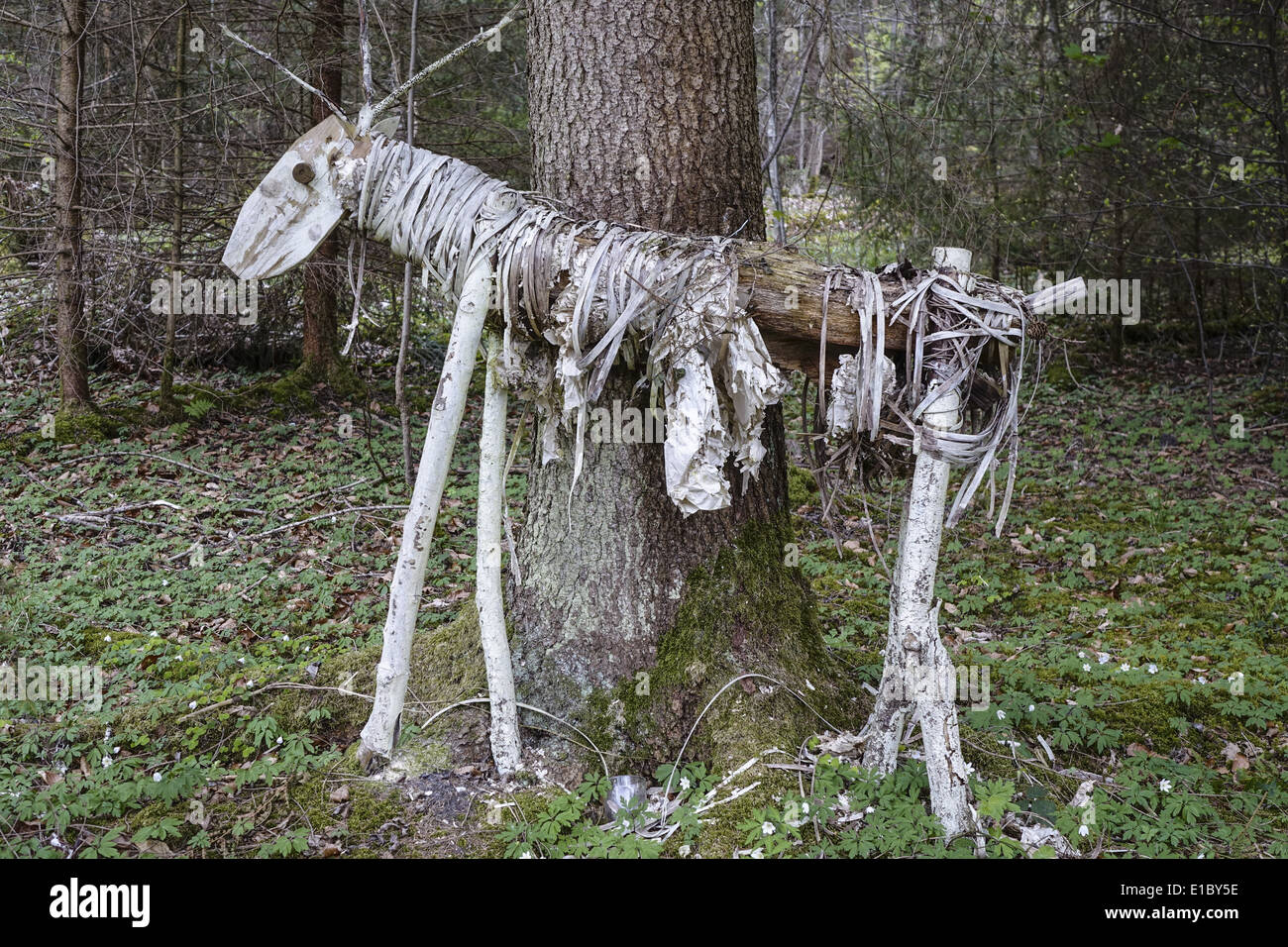 Hirsch Skulptur aus Holz und natürlichen Materialien in einem Wald Stock Photo