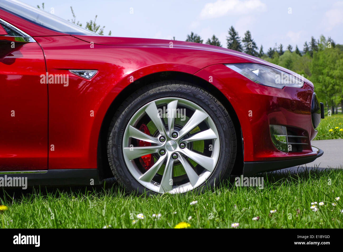 Roter Tesla Model S P85, ein Luxus-Elektroauto Stock Photo
