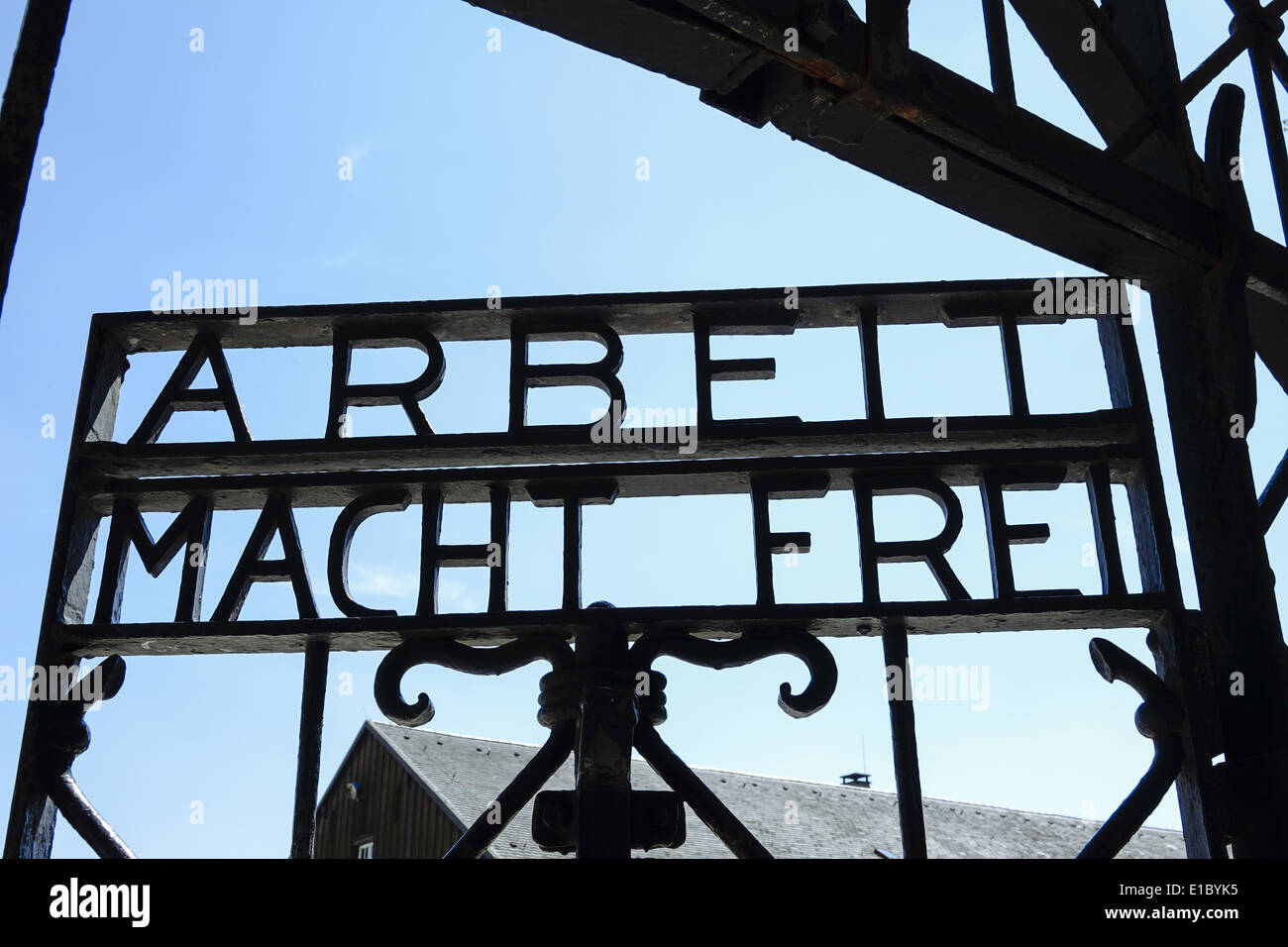Schriftzug 'Arbeit Macht Frei' am Lagertor, Jourhhaus, KZ-Gedenkstätte Dachau, in der Nähe von München, Bayern, Deutschland Stock Photo