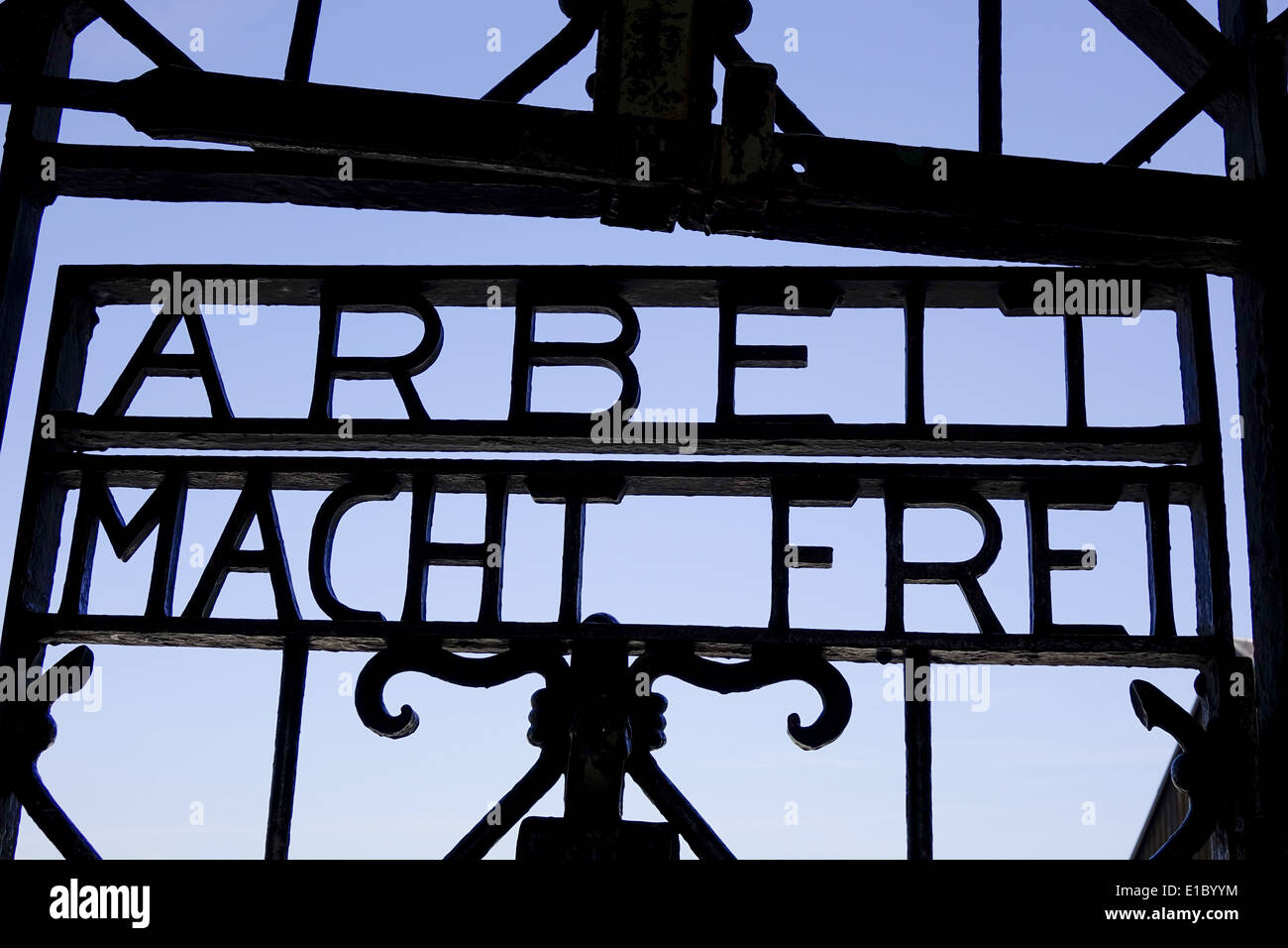 Schriftzug 'Arbeit Macht Frei' am Lagertor, Jourhhaus, KZ-Gedenkstätte Dachau, in der Nähe von München, Bayern, Deutschland Stock Photo
