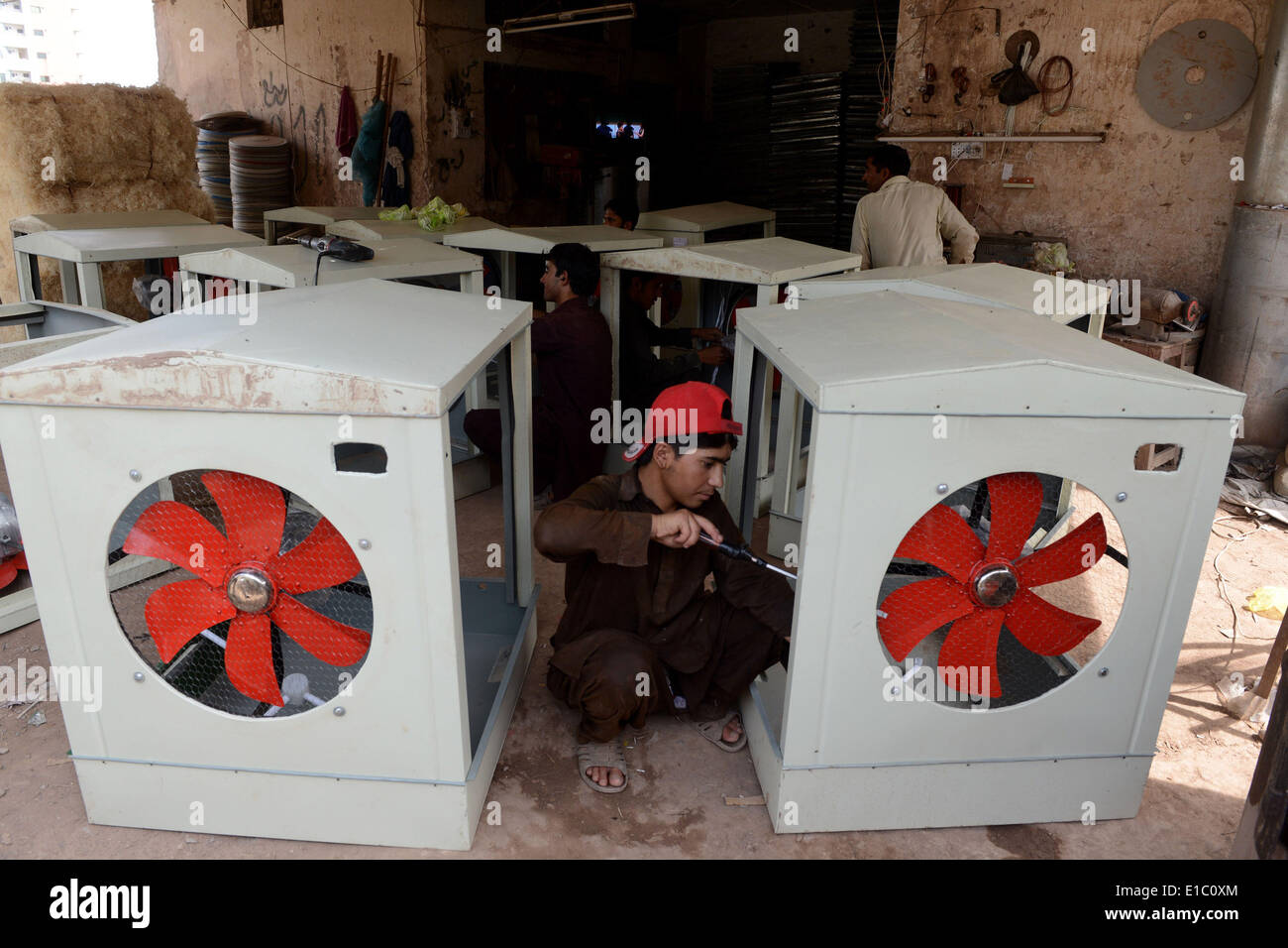 Pakistan Ac Riper Peshawar, Pakistan. 30th May, 2014. Pakistani technicians repair room ...