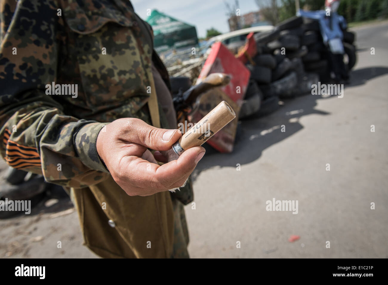 militant showing bullet on Pro-Russian militia checkpoint in Sloviansk during 2014 Ukraine conflict Stock Photo