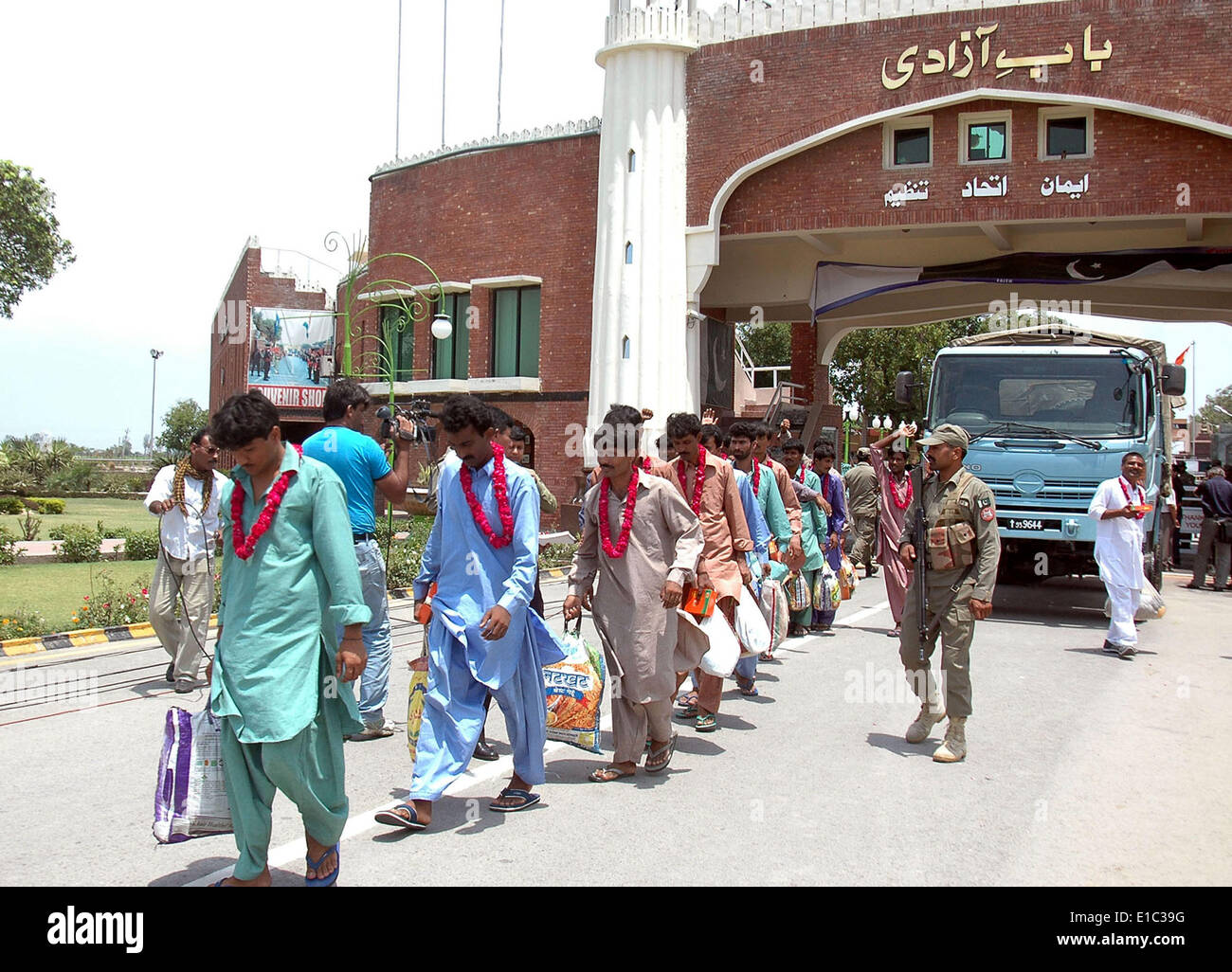 Indian soldier on border hires stock photography and images Alamy