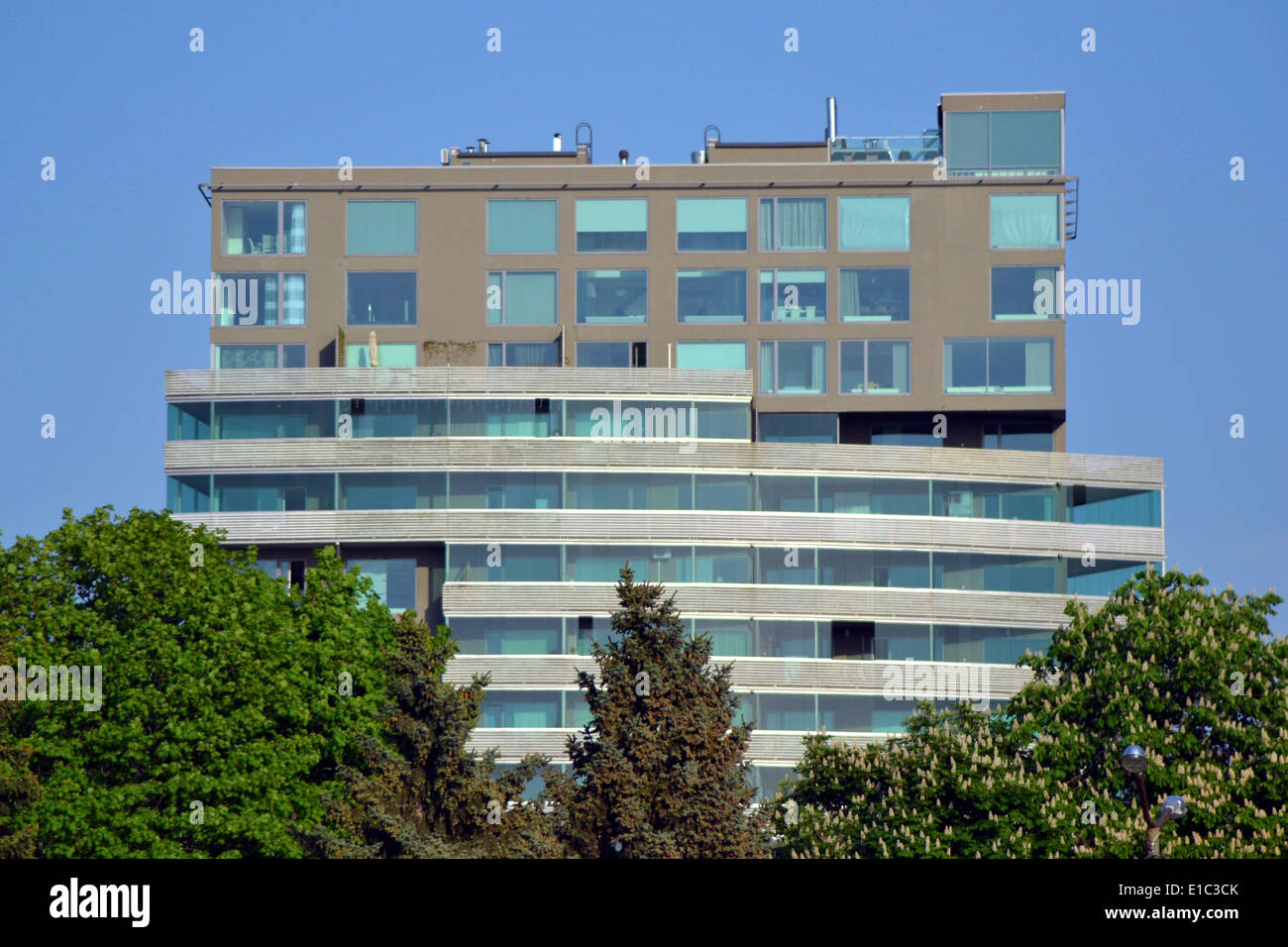 Silver office building hi-res stock photography and images - Alamy