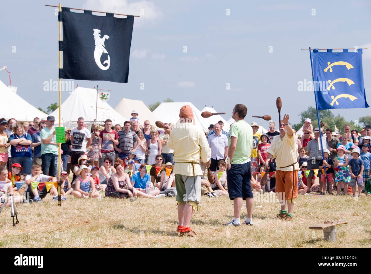 Tewkesbury Medieval Festival Gloucester Uk July 2013 Jugglers