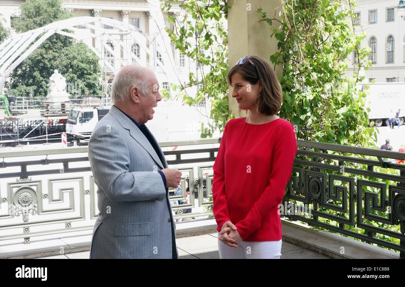 Berlin, Germany. 30th May, 2014. Conductor Daniel Barenboim and the Georgian violinist Lisa Batiashvili talk to each other during a photocall in the Humboldt university on occasion of the upcoming open air concerts 'State opera for all' (lit.) in Berlin, Germany, 30 May 2014. Photo: Xamax/dpa -NO WIRE SERVICE-/dpa/Alamy Live News Stock Photo