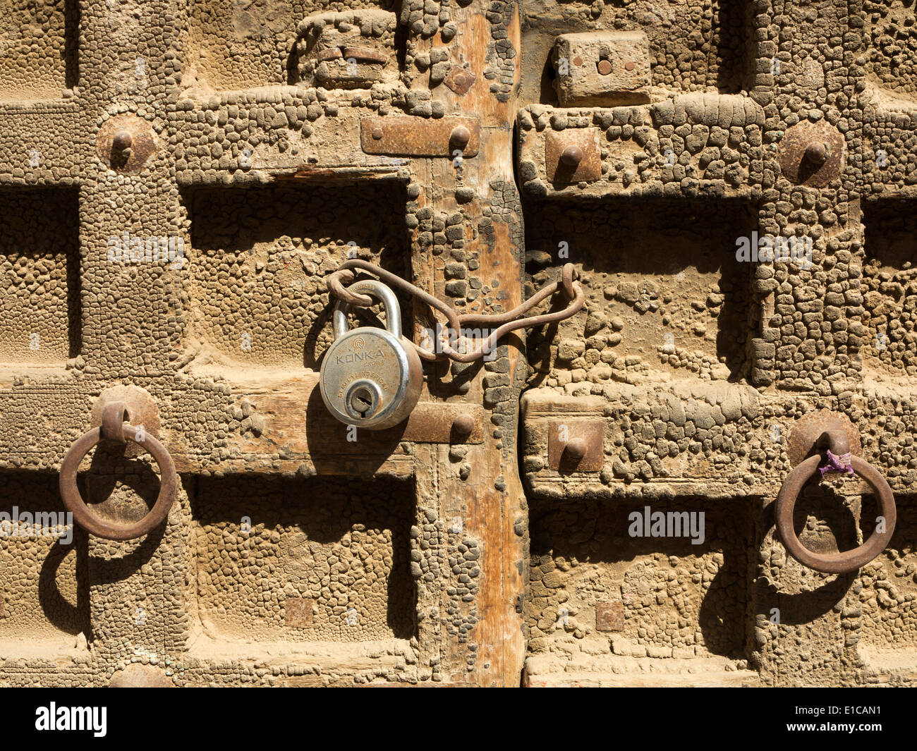 N9753 India, Rajasthan, Jaisalmer, old locked dirt encrusted door, of unused empty building Stock Photo