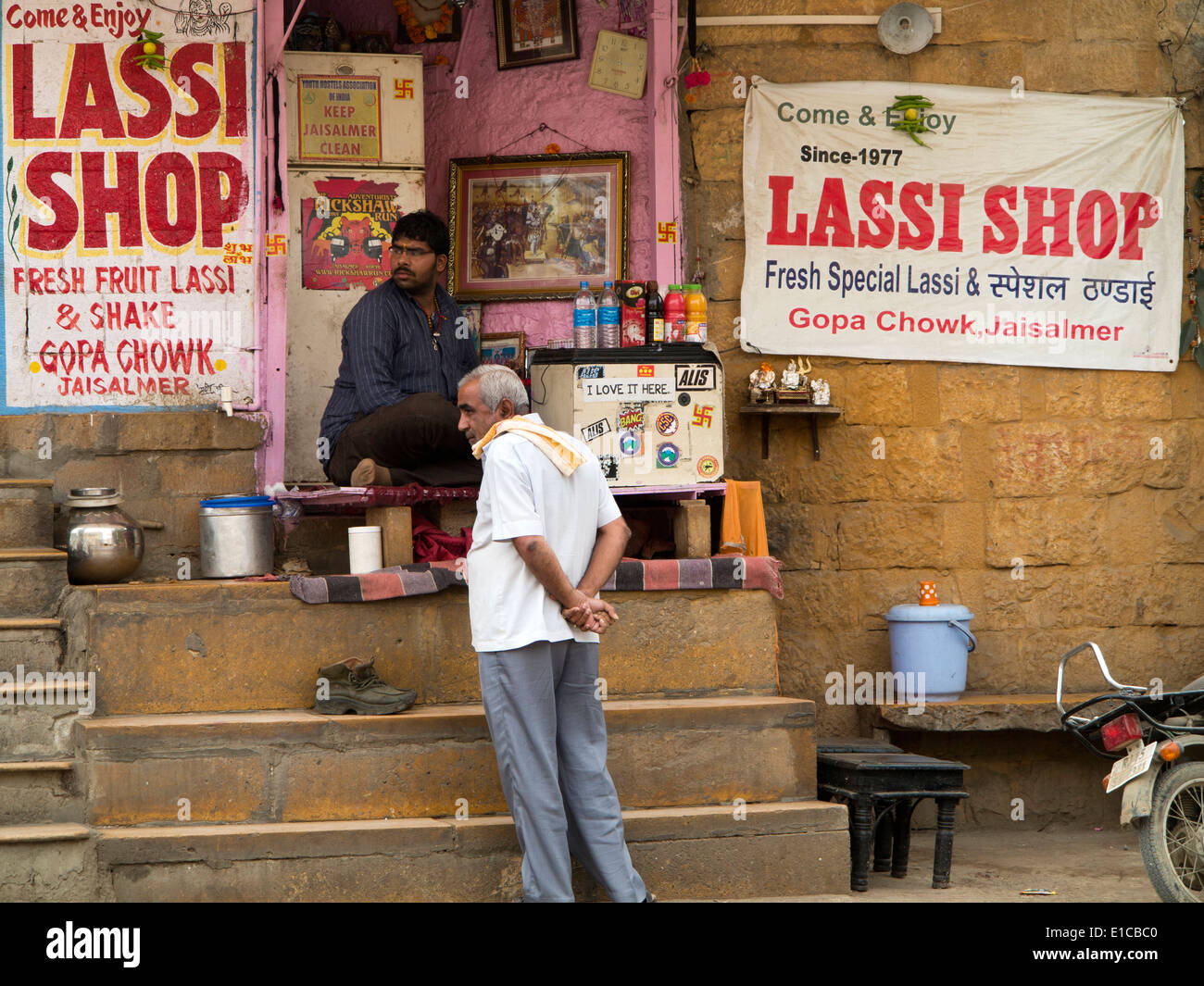 N9762 India, Rajasthan, Jaisalmer, Gopa Chowk, bazaar, Lassi shop Stock Photo