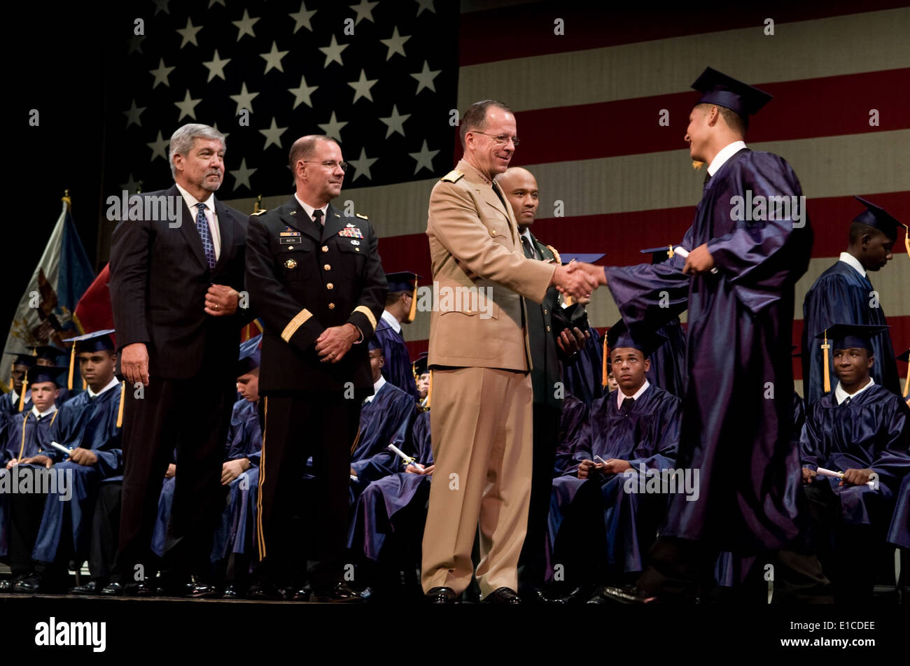 Chairman of the Joint Chiefs of Staff Navy Adm. Mike Mullen congratulates graduates of the New Jersey National Guard Youth Chal Stock Photo