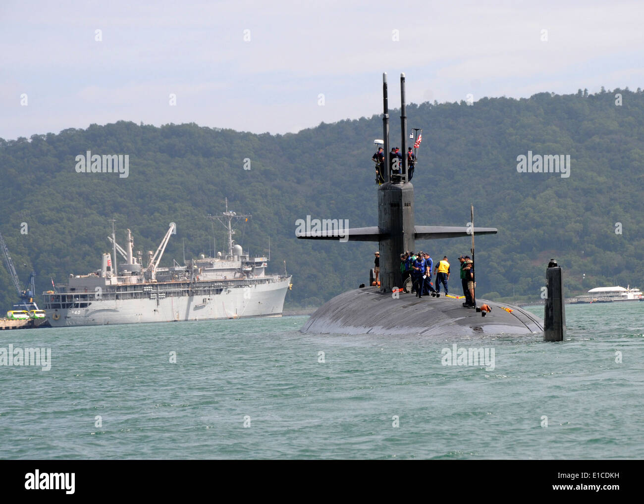 The fast attack submarine USS Houston (SSN 713) approaches the submarine tender USS Frank Cable (AS 40) in Sepanggar, Malaysia, Stock Photo