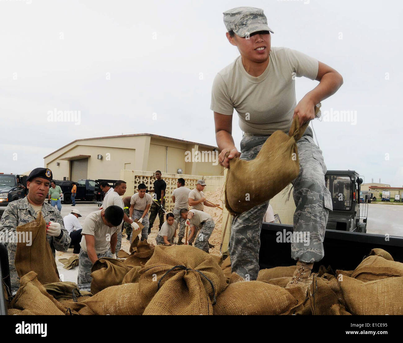 U.S. Air Force Airman 1st Class Jolene Muna, from the 254th Security Forces Squadron, Guam Air National Guard, loads sandbags o Stock Photo