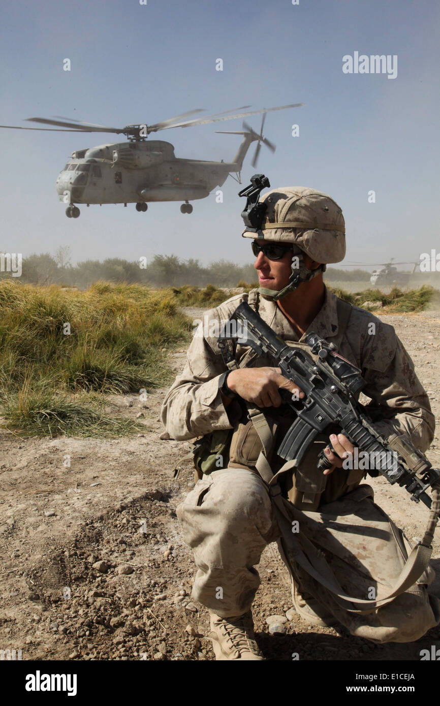 U.S. Marine Corps Cpl. Jonathan Taylor, with 1st Battalion, 5th Marine Regiment, provides security for a helicopter carrying Br Stock Photo