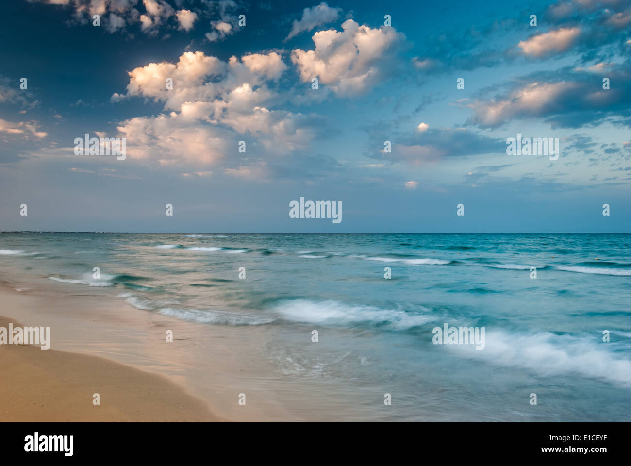 Colorful cloud sunset beach hi-res stock photography and images - Alamy