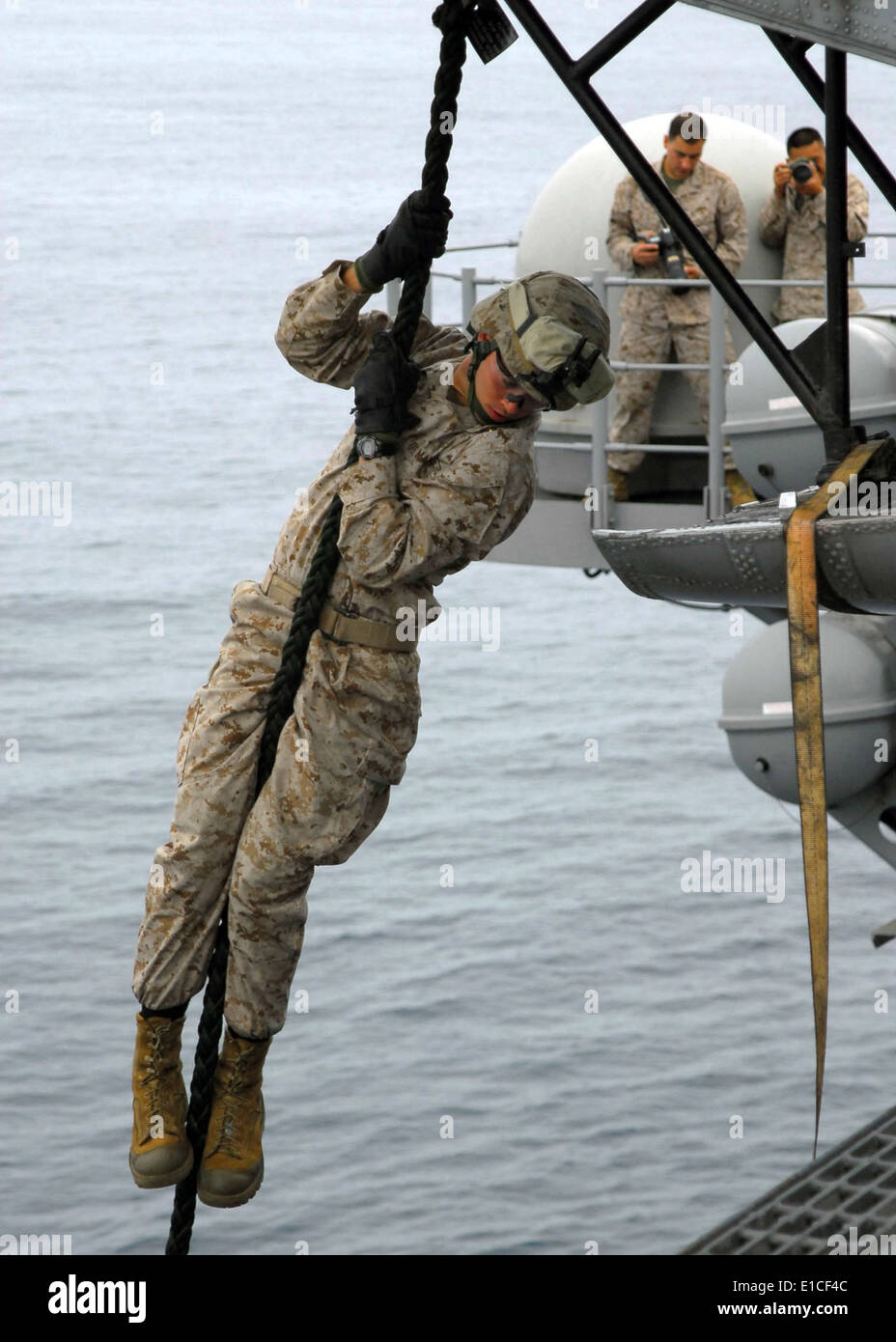 https://c8.alamy.com/comp/E1CF4C/a-us-marine-assigned-to-the-11th-marine-expeditionary-unit-fast-ropes-E1CF4C.jpg