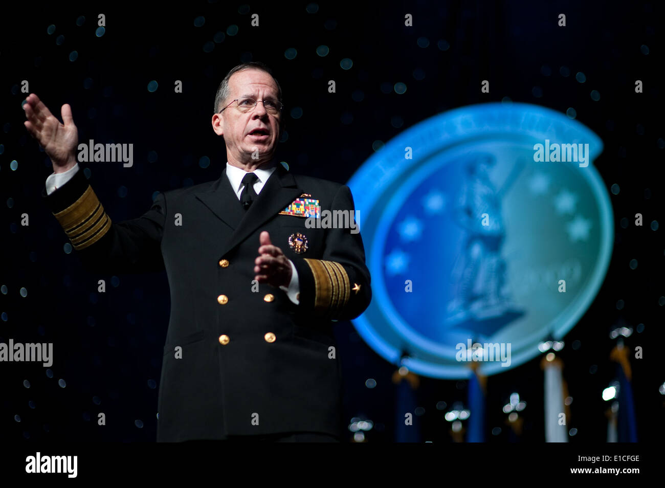 Chairman of the Joint Chiefs of Staff Navy Adm. Mike Mullen addresses attendees during the 2009 National Guard Joint Senior Lea Stock Photo