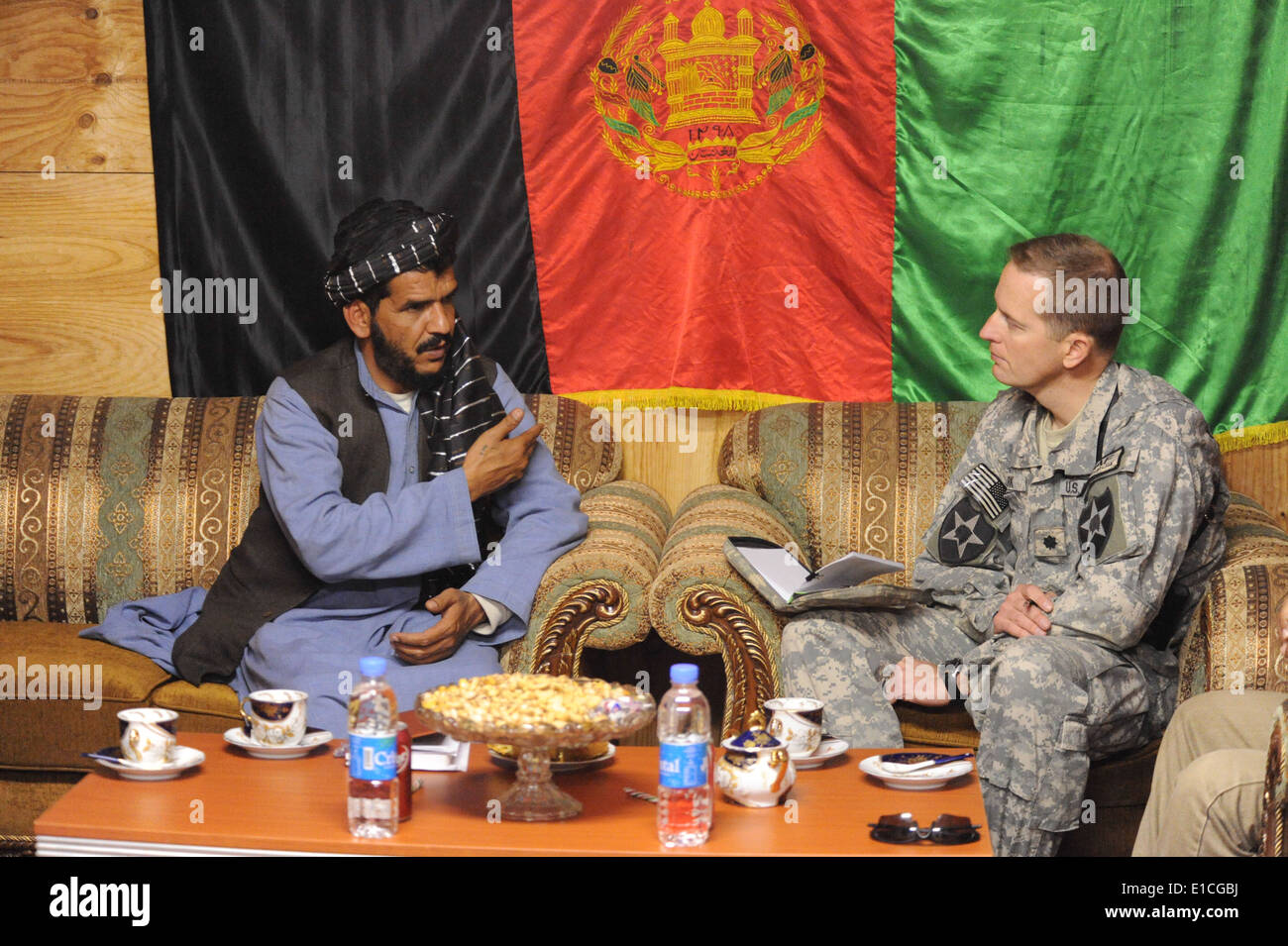 U.S. Army Lt. Col. William Clark, Commander, 8th Squadron, 1st Cavalry Regiment meets with Haji Abdul Ghani, Spin Boldak Distri Stock Photo