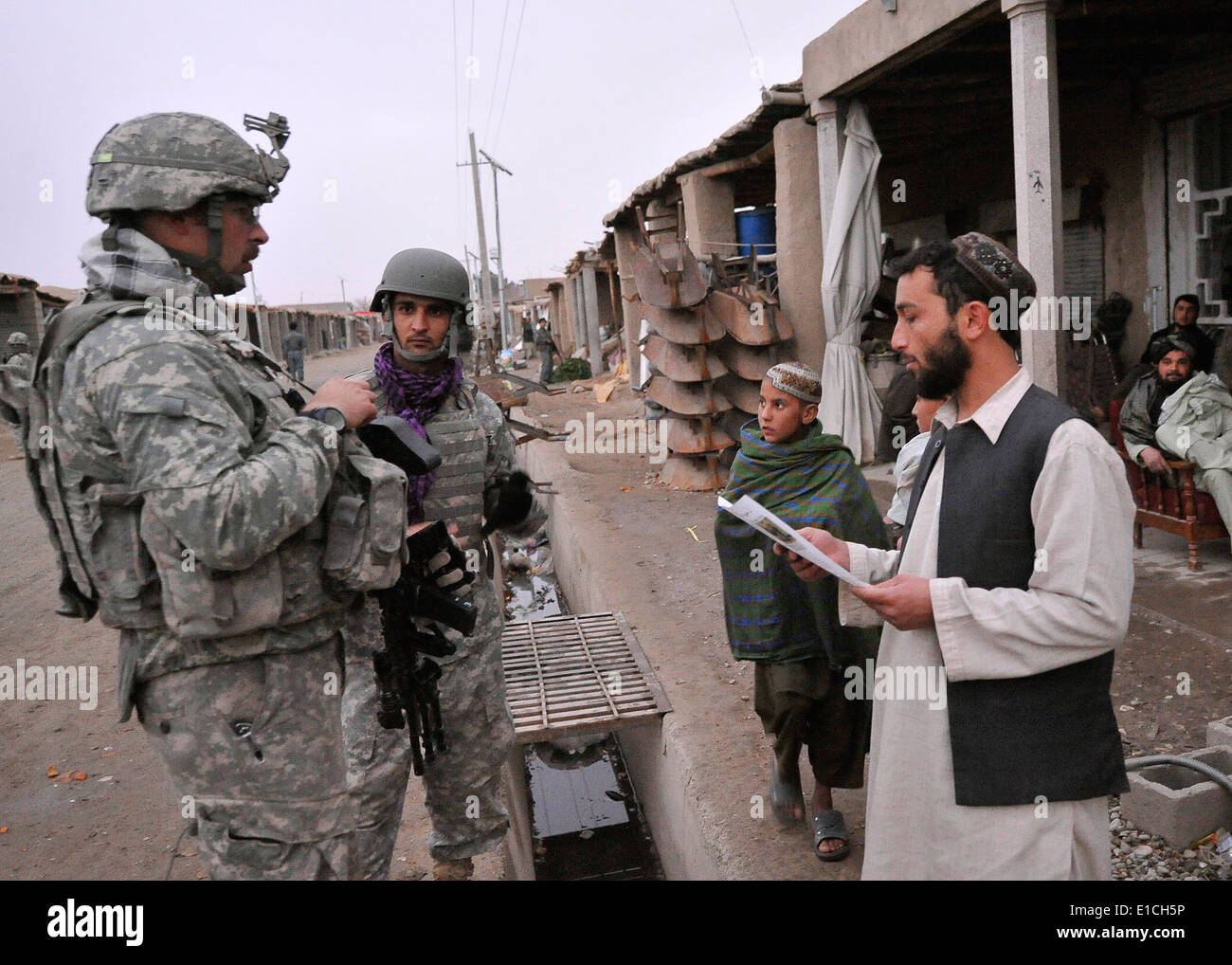 U.S. Army 1st Lt. Morgan Boyd, with 8th Squadron, 1st Cavalry Regiment, meets with shop owners in a bazaar in Hutal, Afghanista Stock Photo