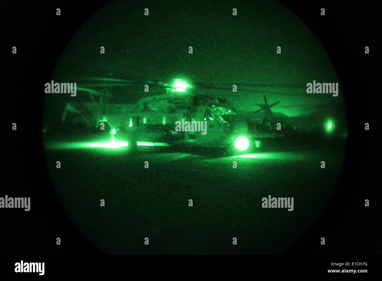 A U.S. Marine Corps CH-53E Super Stallion helicopter assigned to Marine Heavy Helicopter Squadron 466, Marine Aircraft Group 40 Stock Photo