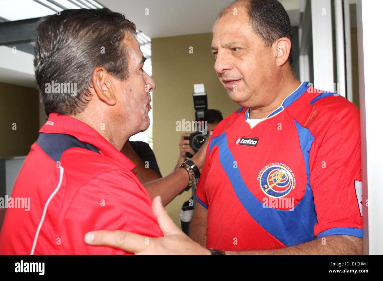 Santa Ana, Costa rica. 30th May, 2014. Head coach Jorge Luis Pinto (L) of Costa Rica's national soccer team greets Costa Rica's President Luis Guillermo Solis during a training session of the team before the upcoming Brazil 2014 FIFA World Cup in Santa Ana, west of San Jose, capital of Costa rica, on May 30, 2014. © Kent Gilbert/Xinhua/Alamy Live News Stock Photo