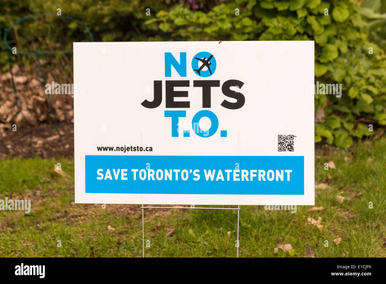 No Jets T.O. sign on Ward's Island on Toronto Islands protesting the expansion of Billy Bishop Airport Stock Photo