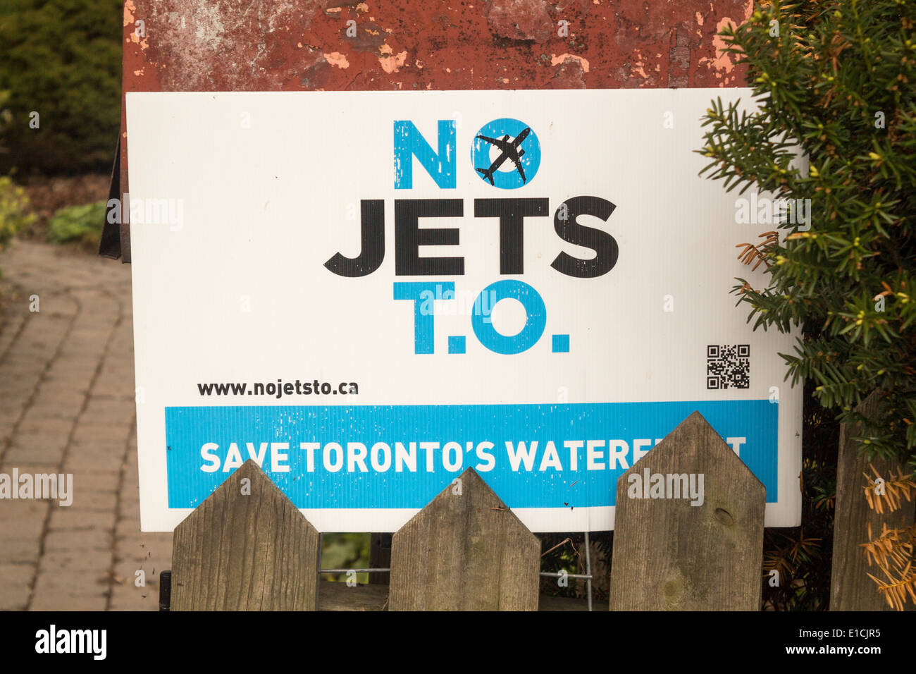 No Jets T.O. sign on Ward's Island on Toronto Islands protesting the expansion of Billy Bishop Airport Stock Photo