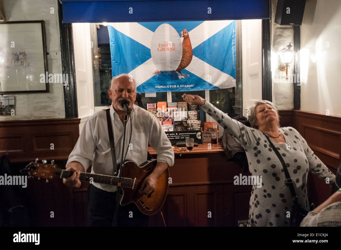 Night life in Scottish pub in Edinburgh, Scotland Stock Photo