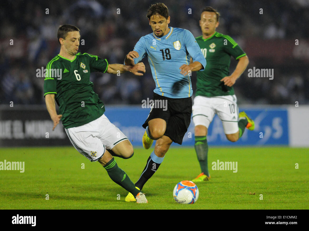 (140531) -- MONTEVIDEO, May 31, 2014 (Xinhua) -- Gaston Ramirez (C) of Uruguay vies for the ball with Christopher Baird (L) of North Ireland during a friendly match at Centenario Stadium, in Montevideo, capital of Uruguay, on May 30, 2014.   (Xinhua/Nicolas Celaya) (rh) Stock Photo