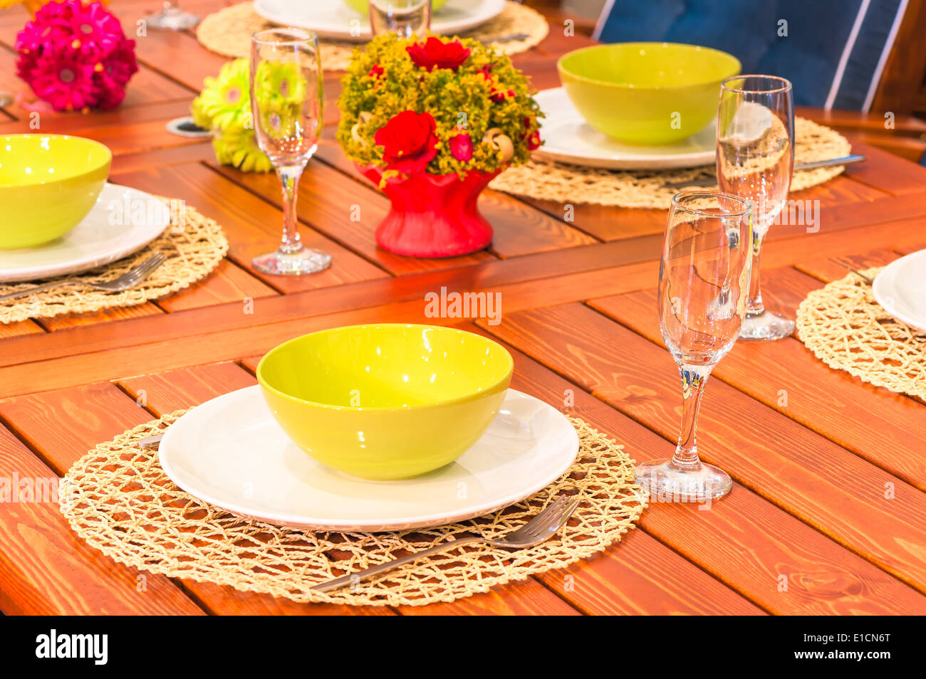 Beautifully set table hi-res stock photography and images - Alamy