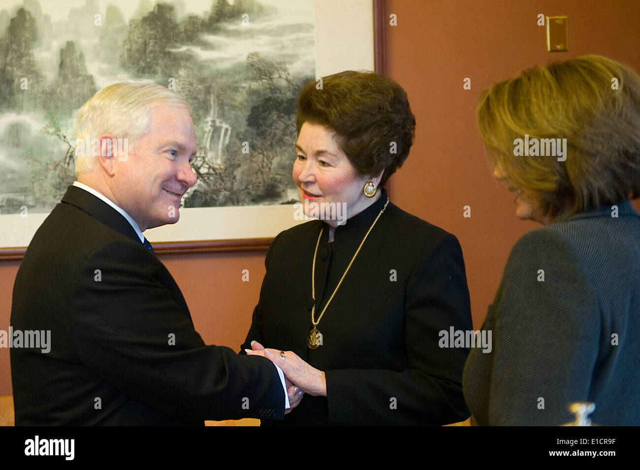 From left, Secretary of Defense Robert M. Gates speaks with Joyce Murtha, the widow to Rep. John Murtha, and with Speaker of th Stock Photo