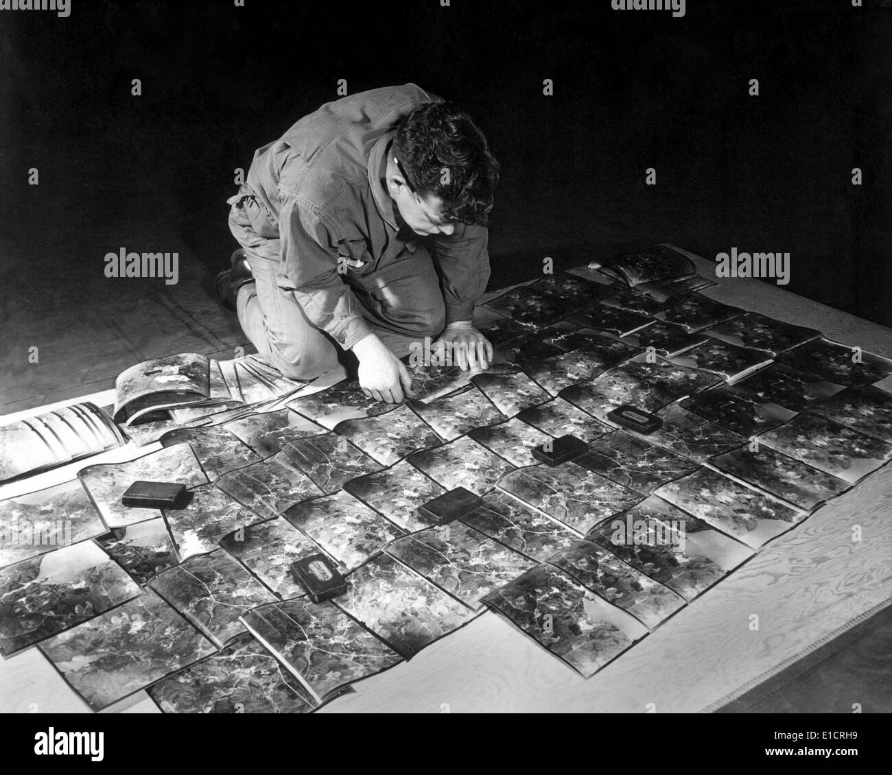 World War 2 Strategic planning for the invasion of Europe. U.S. Army engineer laying out the aerial photographs. Kew Gardens, Stock Photo