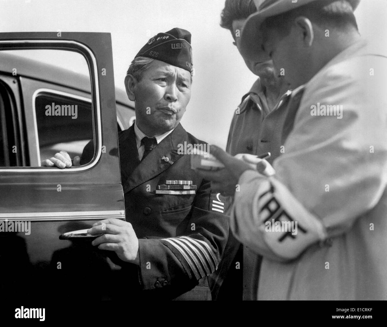 Japanese-American veteran, dressed in his WW2 uniform, reports for his World War 2 internment. Santa Anita Park assembly, Stock Photo