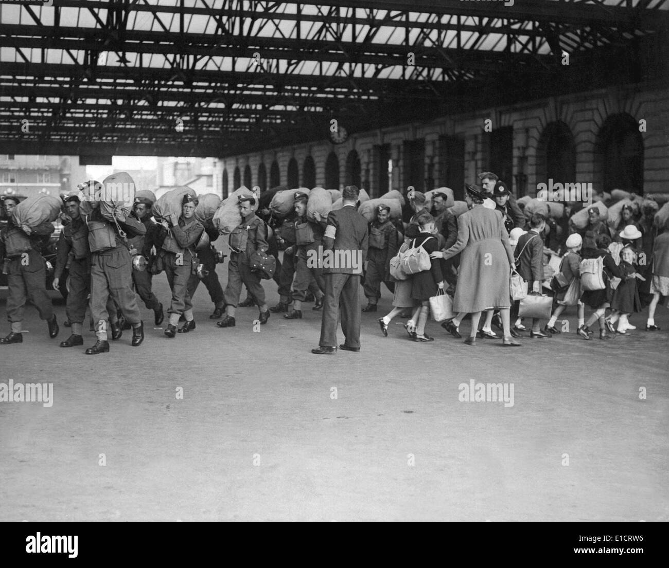 Children evacuation blitz london hi-res stock photography and images ...