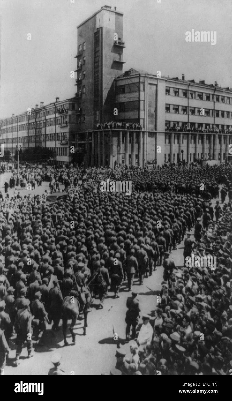 World War 2 German prisoners paraded through Moscow in 1944. Near the People's Commissariat of Communications, Soviet workers Stock Photo
