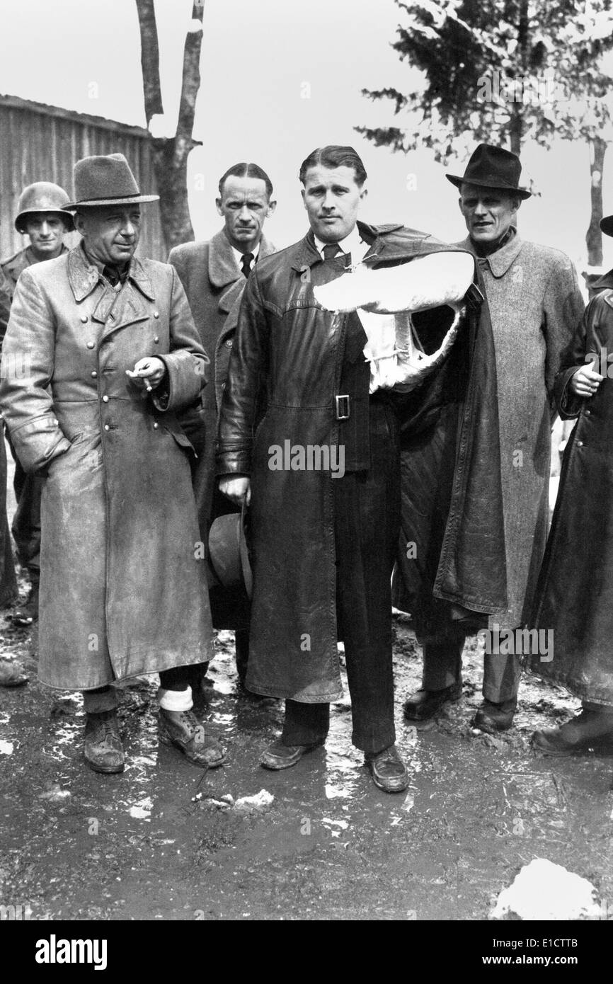 Wernher von Braun (with arm cast), inventor of the V-2 rocket, after surrendering to U.S. Troops. L-R: Maj. Gen. Walther Stock Photo