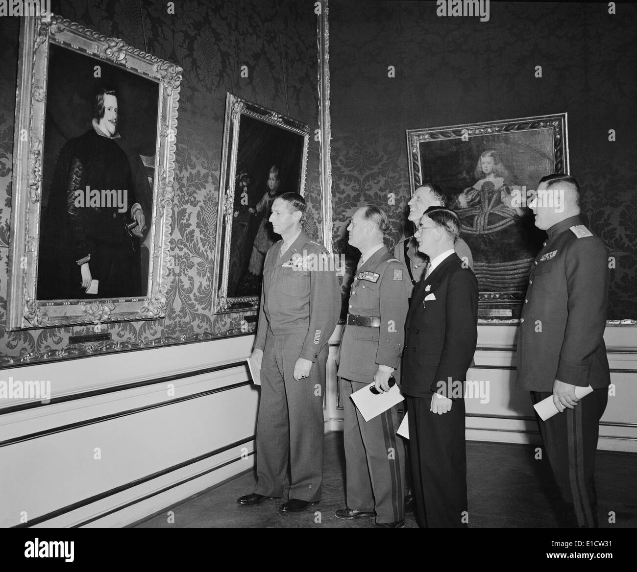 Velazquez Painting returned to Austria in ceremony on Dec. 19, 1948. 'Philip IV King of Spain' is viewed by L-R: Gen. Mark Stock Photo