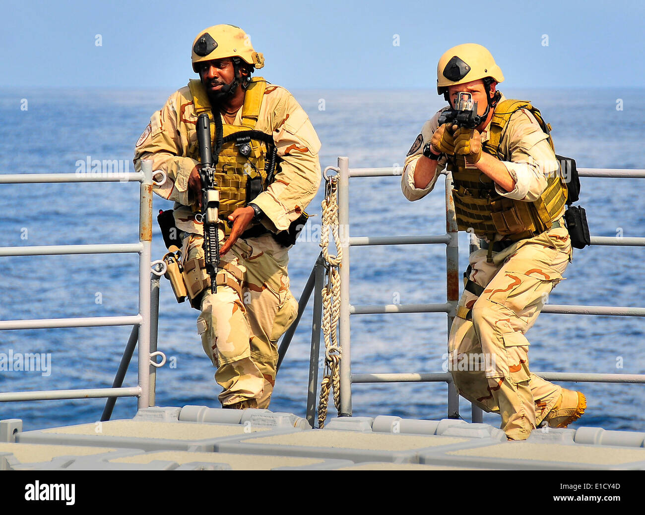 Members of a visit, board, search and seizure team from the littoral combat ship USS Freedom (LCS 1) conduct tactical exercises Stock Photo