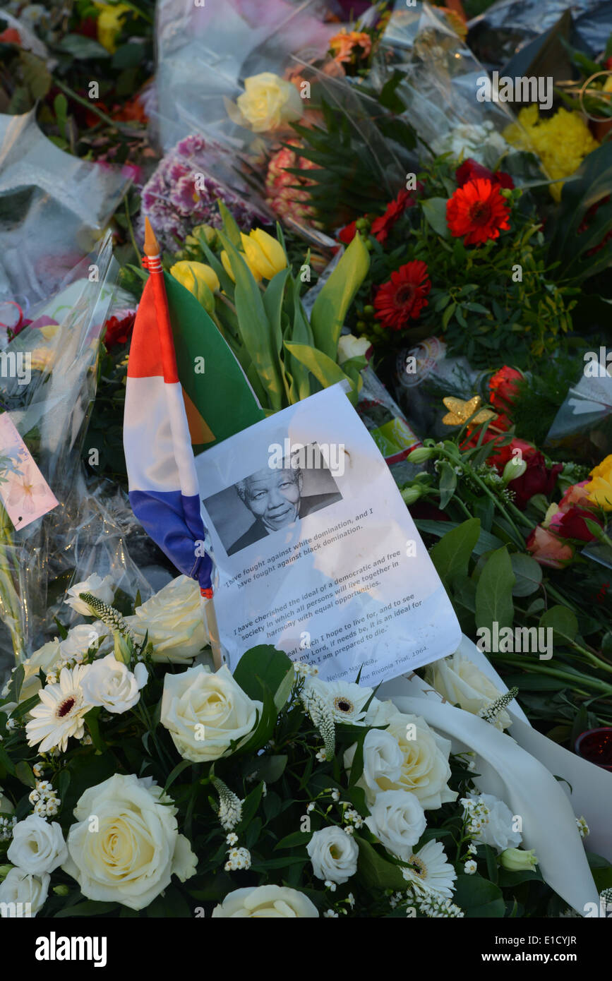 flowers at the statue of nelson mandela the day he deceased Stock Photo