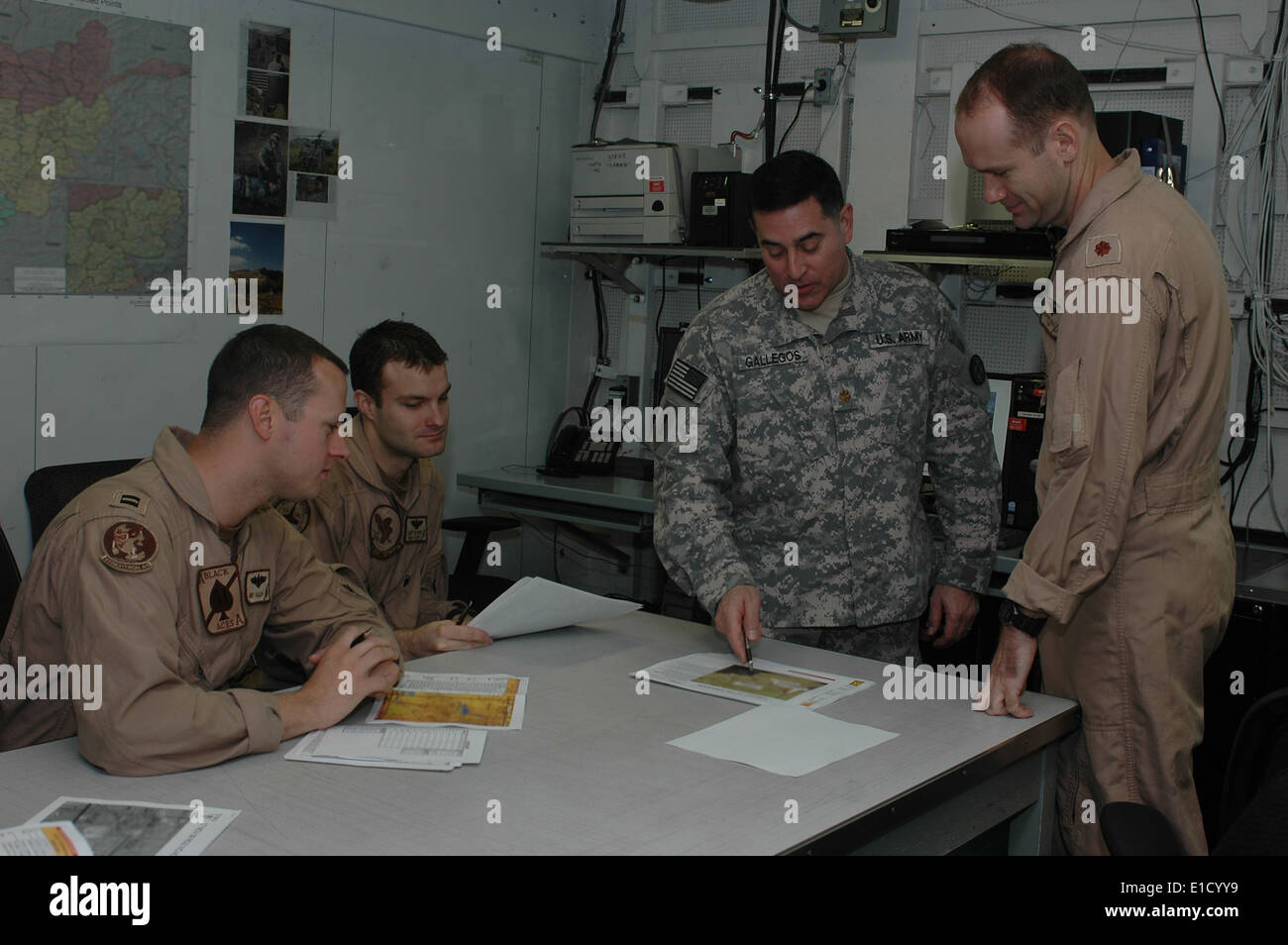 091117-N-8960W-003.GULF OF OMAN (November 17, 2009) Army Maj. Johnnie Gallegos briefs Carrier Air Wing (CVW) 11 aviators in the Stock Photo