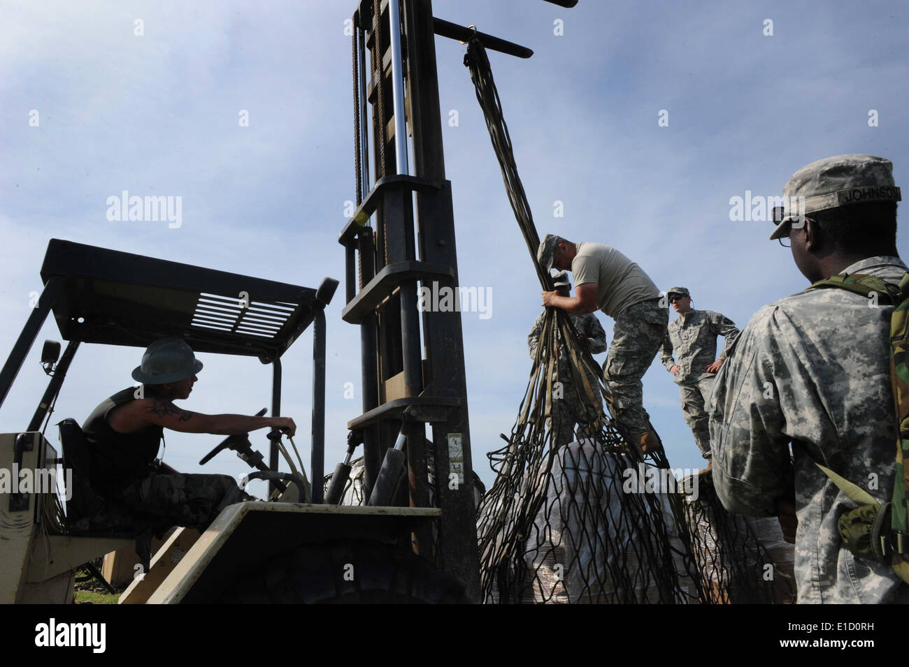 U.S. Soldiers from the 528th Engineer Battalion, Louisiana Army National Guard out of Monroe, La., stage pallets of modular wat Stock Photo