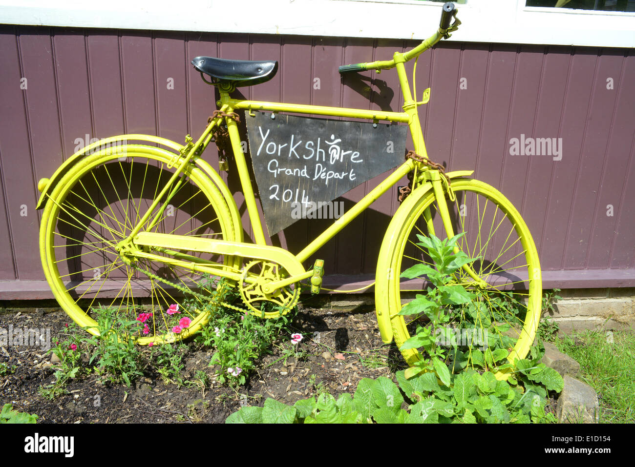 yellow bicycle at roadside promoting the start of the tour de france in leeds yorkshire 2014 Credit:  paul ridsdale/Alamy Live News Stock Photo