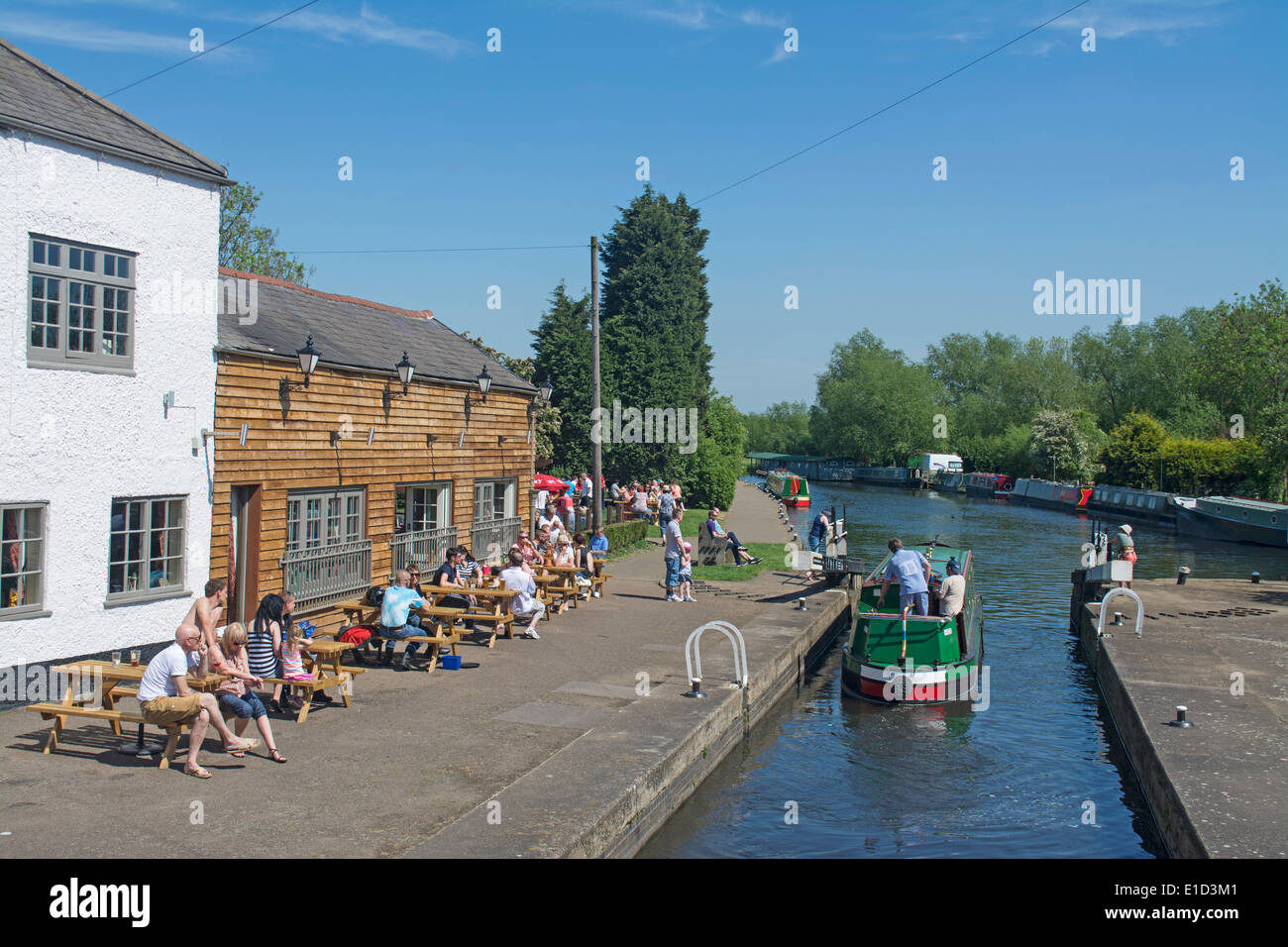 Narrow boat passing through Mountsorrel Lock on the River Soar by The Waterside Inn, Leicestershire England Stock Photo