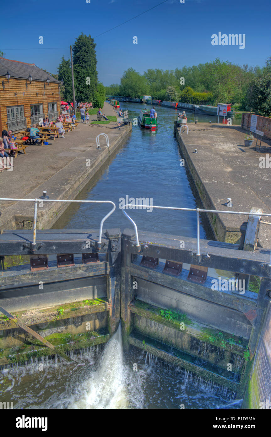 HDR image of a narrow boat passing through Mountsorrel Lock on the River Soar by The Waterside Inn, Leicestershire England Stock Photo
