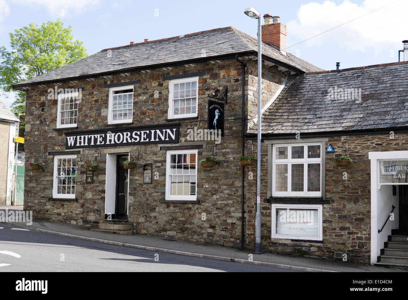 Launceston a small town in East Cornwall, the home of the Poet Charles Causley. The White Horse Inn Pub Stock Photo