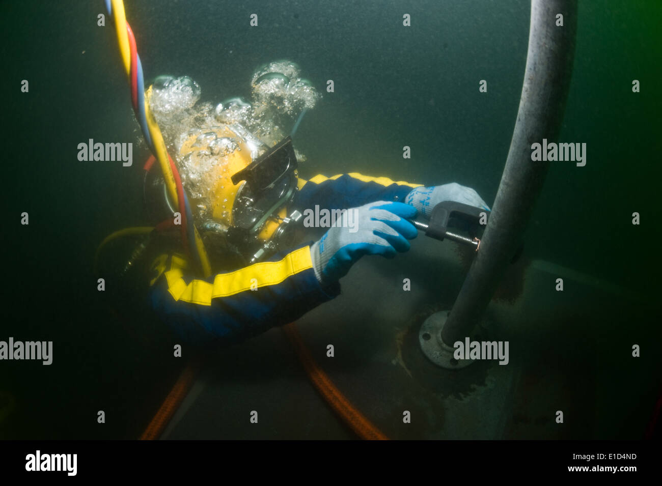 U.S. Navy Diver 2nd Class Jason Hatch, with Mobile Diving and Salvage Unit (MDSU) 2, attaches a grounding wire onto a project b Stock Photo